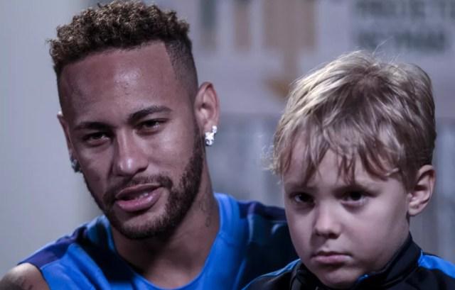 Neymar com o filho Davi Lucca durante suas férias (Foto: Miguel Schincariol/AFP)
