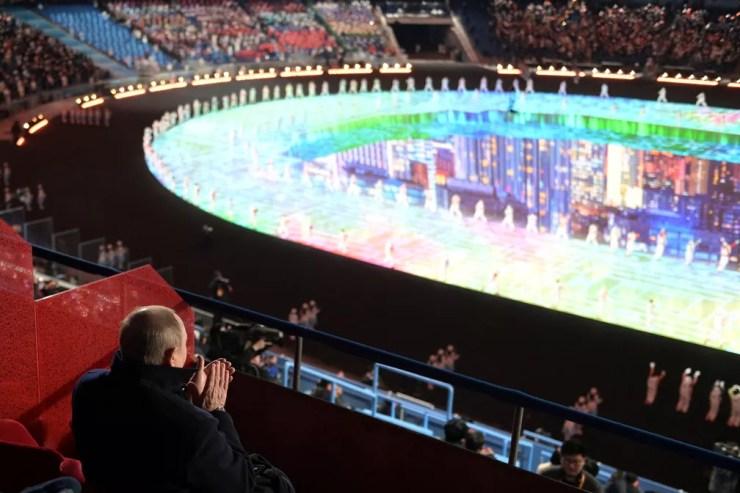 Vladimir Putin, da Rússia, assista à abertura dos Jogos Olímpicos de Inverno, em Pequim, em foto de 4 de fevereiro de 2022 — Foto: Sputnik/Aleksey Druzhinin/Kremlin