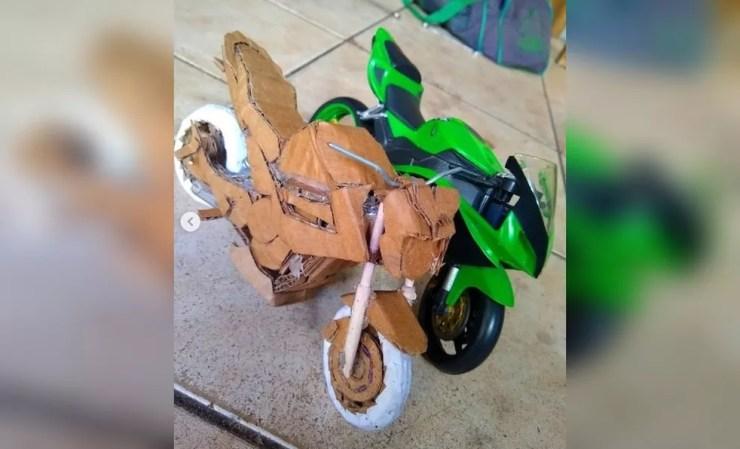 Rio-pretense também produz motocicletas em miniatura usando papelão — Foto: Reprodução/Instagram