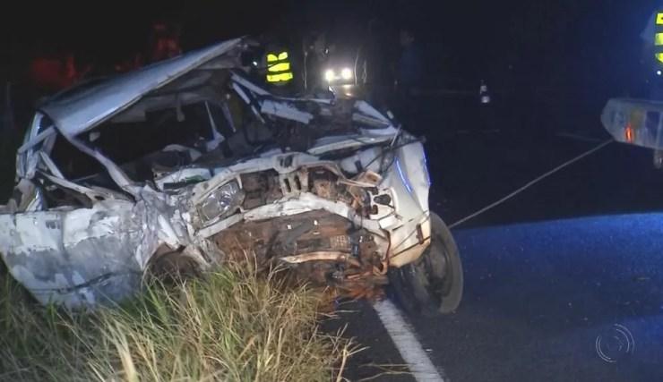 Carro ficou com a frente destruída no acidente em General Salgado (Foto: Reprodução/TV TEM)