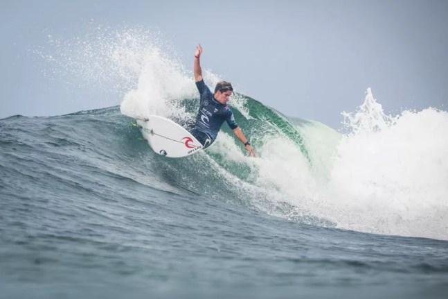 Morgan Cibilic parou em Gabriel Medina — Foto:  Cait Miers/World Surf League