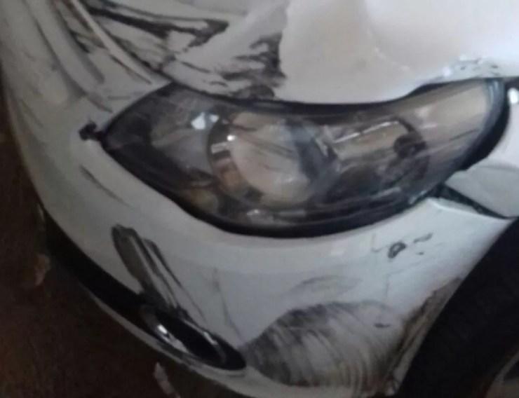 Carro branco ficou com dianteira danificada após briga em Rio Preto (Foto: Arquivo Pessoal)