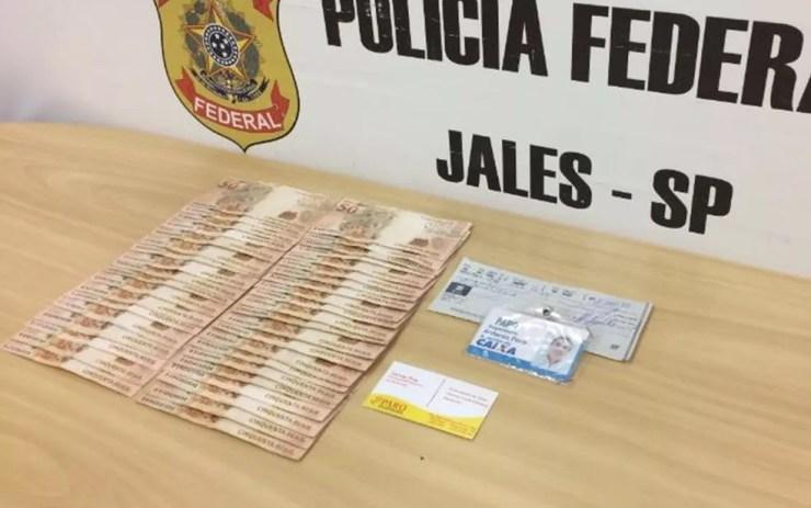 Dinheiro e cheques foram apreendidos pela Polícia Federal de Jales (Foto: Divulgação/PF)