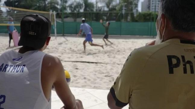 Yuri acompanha o treino da dupla de vôlei de praia — Foto: Gustavo da Silva