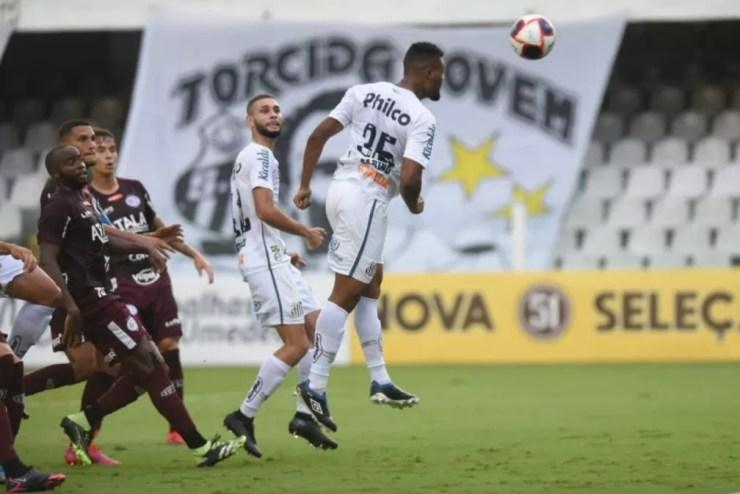 Sabino sobe mais alto que a zaga para abrir o placar na Vila — Foto: Ivan Storti/Santos FC