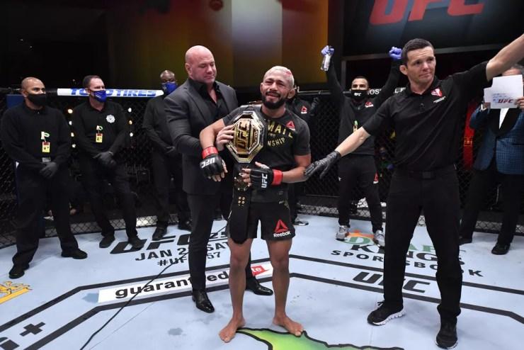 Deiveson Figueiredo empatou com Brandon Moreno no UFC 256, mas manteve o cinturão — Foto: Jeff Bottari/Getty Images