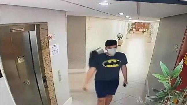 Câmera de segurança registrou imagem do suspeito que invadiu apartamento e agrediu mulher grávida em Vitória — Foto: Reprodução/TV Gazeta