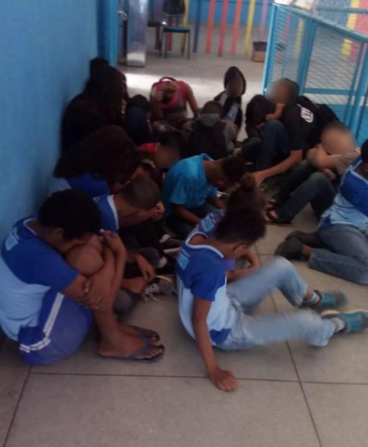 Crianças se abaixam em corredor de escola de São Gonçalo para se proteger de tiros (Foto: Reprodução / Redes sociais)