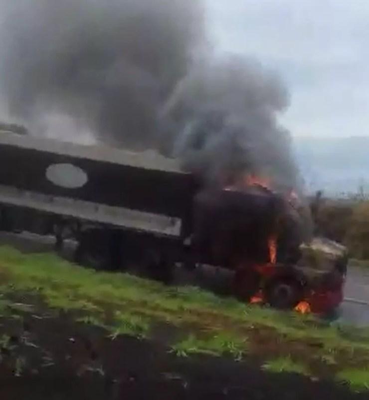 Caminhão pegou fogo na rodovia em Ibitinga (Foto: Arquivo pessoal )
