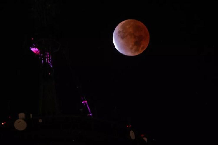 Um eclipse lunar parcial é visto atrás da antena no topo do One World Trade Center na cidade de Nova York — Foto: Eduardo Munoz