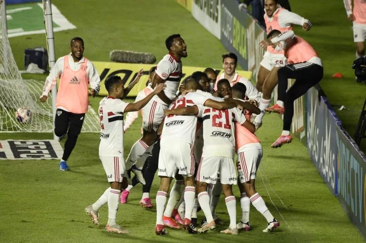 Jogadores do São Paulo comemoram gol contra o Mirassol — Foto: Marcos Ribolli