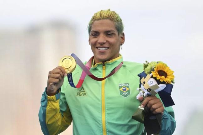 Ana Marcela Cunha com o ouro olímpico em 2021 — Foto: Reuters