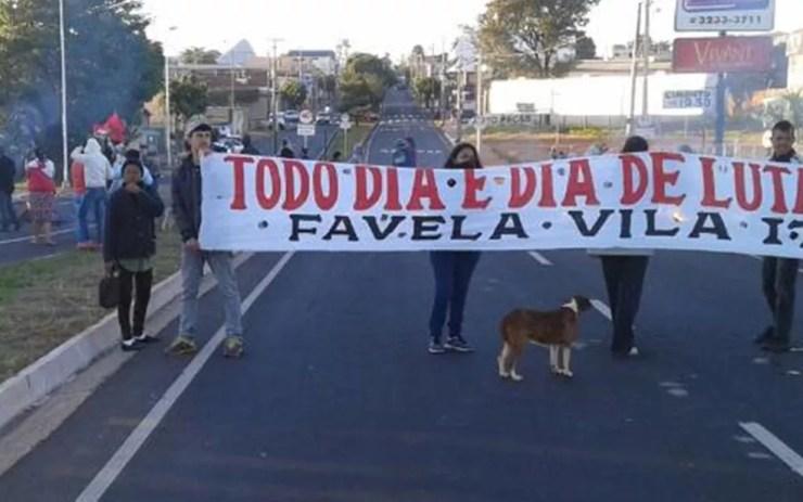 Moradores de favela fecham viaduto para protestar contra ação de desocupação de área (Foto: Arquivo pessoal)