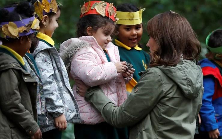 A duquesa de Cambridge, Kate Middleton, é vista com crianças durante visita à Escola Florestal Sayers Croft, em Londres, na terça-feira (2) — Foto: Peter Nicholls/Pool/AFP