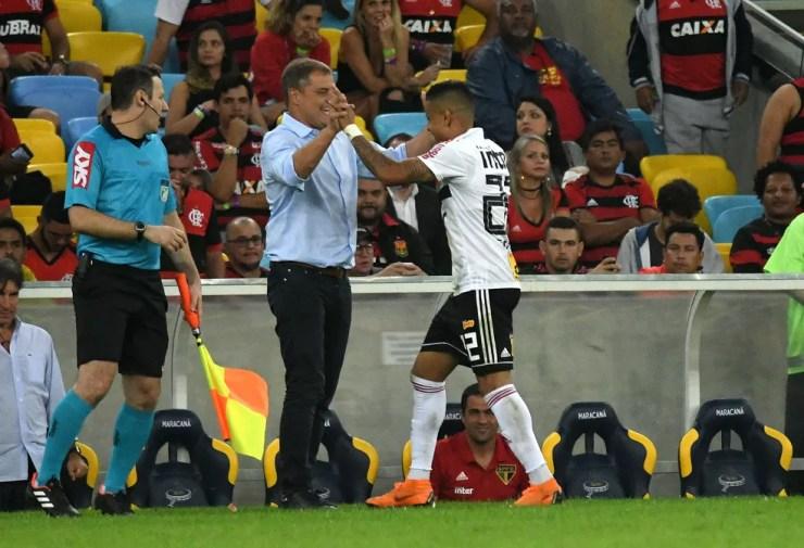 Aguirre e Everton no Maracanã: técnico ainda não sabe se contará com jogador contra o Botafogo — Foto: Alexandre Durão / GloboEsporte.com