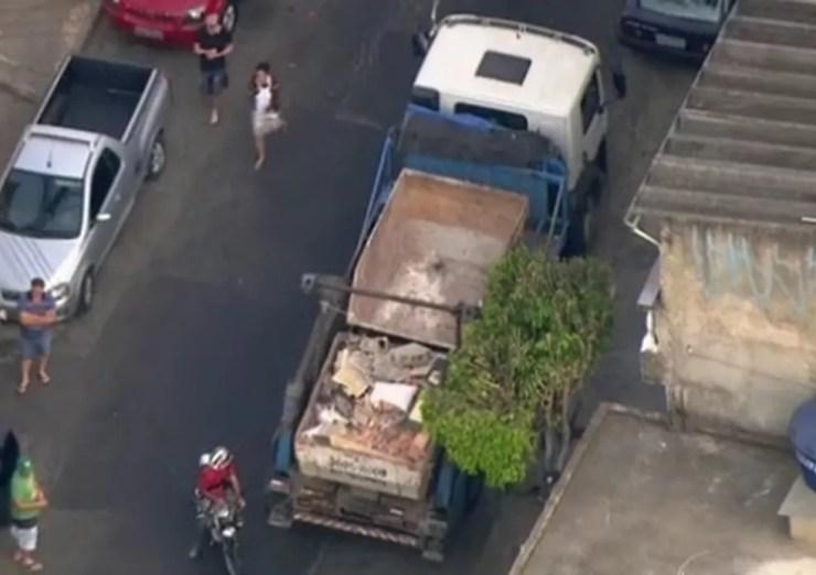 Caminhão de onde garoto caiu, em Osasco (Foto: Reprodução/TV Globo)