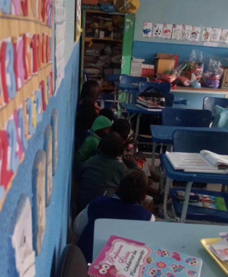 Crianças se escondem entre carteiras de sala de aula (Foto: Reprodução / Redes sociais)