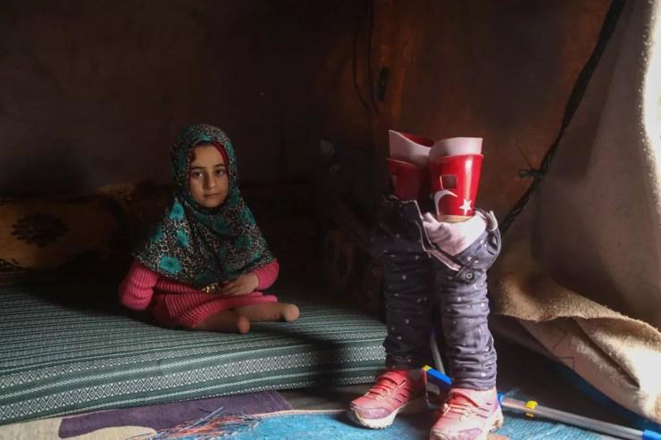Menina síria Maya Merhi ganha próteses após andar com tocos de madeira — Foto: Aaref Watad/AFP