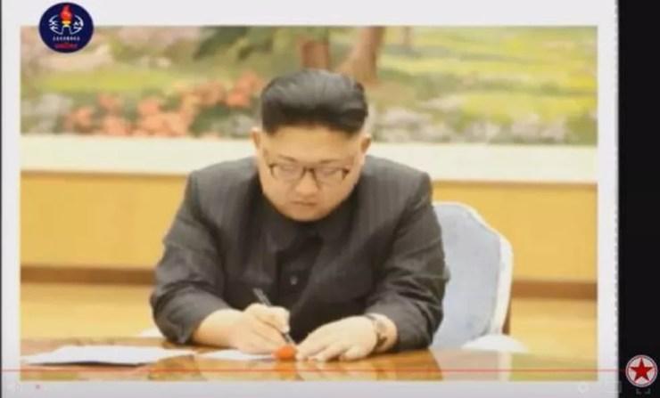 TV estatal da Coreia do Norte divulgou imagens do líder Kim Jong-un assinando autorização para a realização do teste nuclear (Foto: Reprodução/BBC)