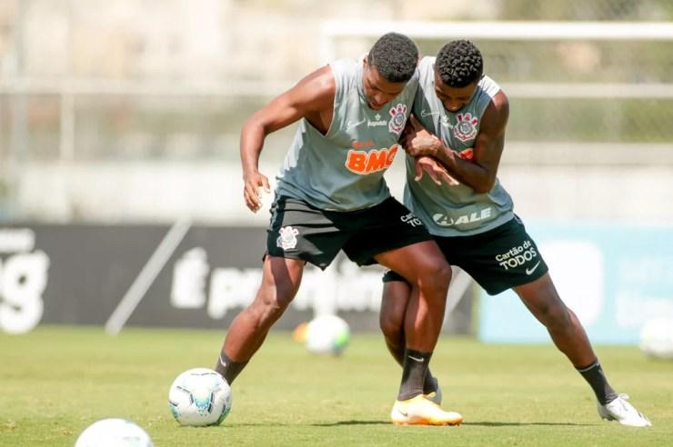Jemerson é cercado por Cafú no treino do Corinthians — Foto: Rodrigo Coca/Ag. Corinthians