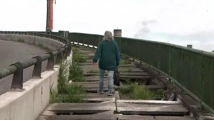 Pedestre precisa fazer zigue-zague para atravessar viaduto do Cadeião da Marginal Pinheiros — Foto: Reprodução TV Globo