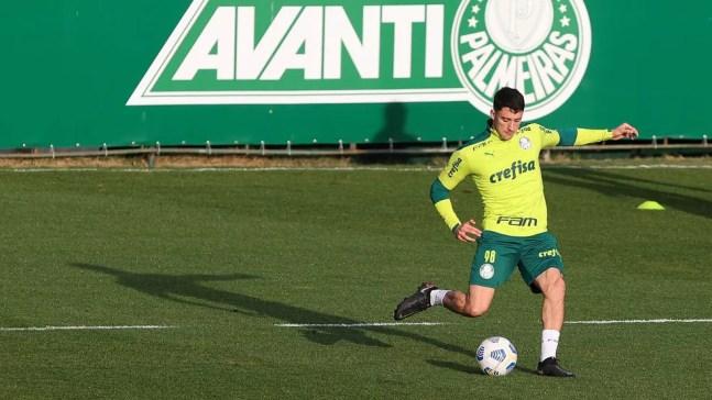 Piquerez durante treino do Palmeiras na Academia de Futebol — Foto: Cesar Greco