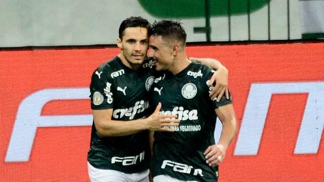 Raphael Veiga e Willian em Palmeiras x Corinthians