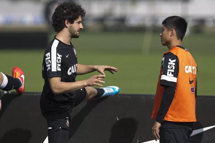 Pato e Zizao no Corinthians em 2013 — Foto: Daniel Augusto Jr / Agência Corinthians