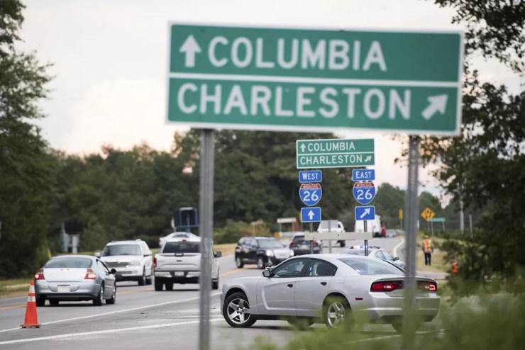 Estrada na Carolina do Sul teve inversão de sentido de faixa para que moradores do litoral do estado saiam para áreas mais altas — Foto: Sean Rayford/AP Photo