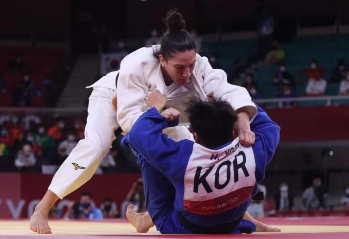 Mayra Aguiar parte para a imobilização contra a sul-coreana Hyunji Yoon na disputa do bronze — Foto: Chris Graythen/Getty Images