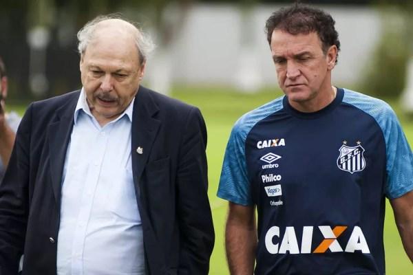 José Carlos Peres e Cuca ainda "não falam a mesma língua" no Santos — Foto: Ivan Storti/Santos FC