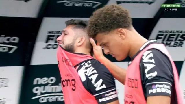 Andrey é consolado por Neto Borges após empate do Vasco com o Corinthians