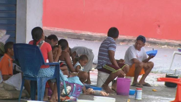 Índios venezuelanos vivem como podem nas ruas de Pacaraima (Foto: Reprodução/Rede Amazônica Roraima)