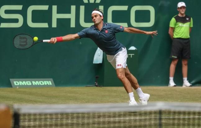 Roger Federer se estica, mas não evita a derrota para adversário canadense em Halle — Foto: Getty Images