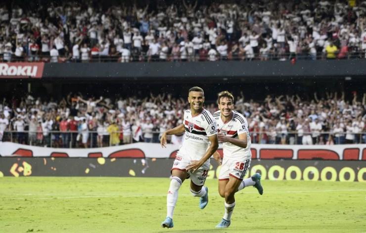 Alisson e Igor Gomes comemoram gol do São Paulo contra o Corinthians — Foto: Marcos Ribolli