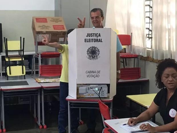 Dilador Borges (PSDB) durante votação em Araçatuba (Foto: Joabe Almeida/TV TEM)