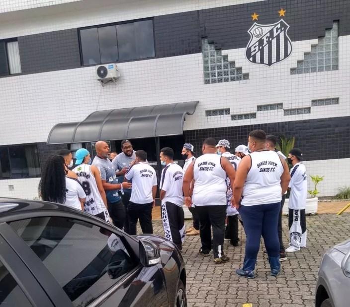 Torcedores do Santos no CT Rei Pelé em 30 de abril — Foto: Reprodução