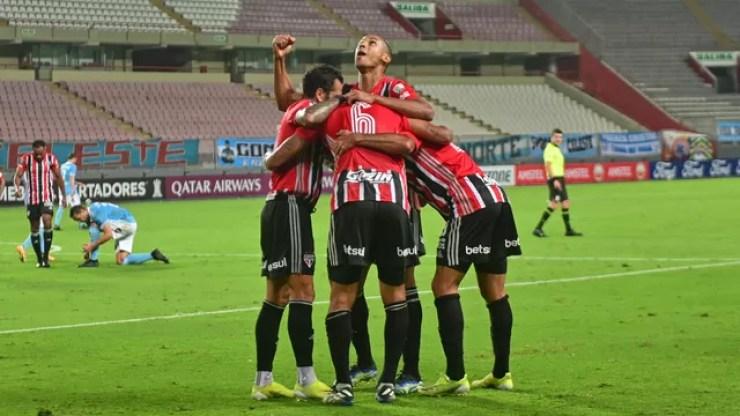 Jogadores do São Paulo comemoram vitória em Lima, no Peru