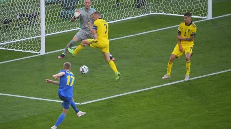 Zinchenko acertou lindo chute para fazer o primeiro gol da Ucrânia no jogo