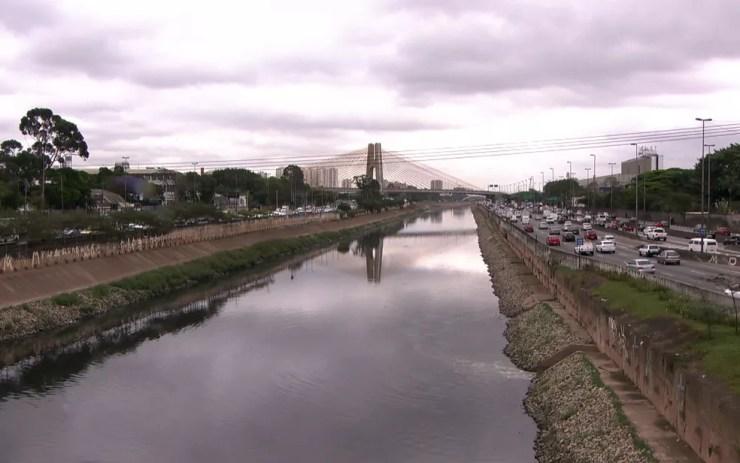 Mancha de poluição do Rio Tietê é de 122 km — Foto: GloboNews/Reprodução