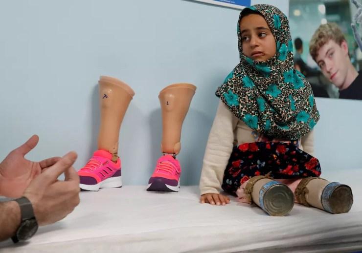 5 de julho - Maya Meri, de 8 anos, aguarda consulta em um centro de próteses de Istambul, na Turquia — Foto: Osman Orsal/Reuters
