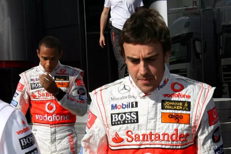 Fernando Alonso e Lewis Hamilton após a polêmica classificação do GP da Hungria de 2007 — Foto: David Davies/PA Images via Getty Images