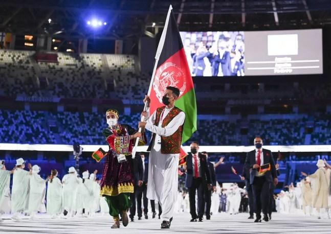 Kimia Yousefi e Farzad Mansouri levaram a bandeira do Afeganistão na cerimônia de abertura de Tóquio 2020 — Foto: Getty Images
