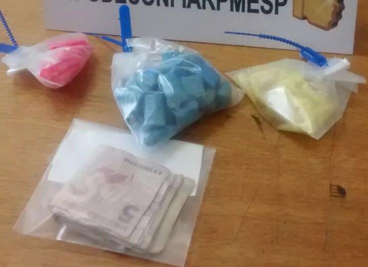 Drogas e dinheiro apreendidos pela polícia (Foto: Divulgação/Polícia Militar)