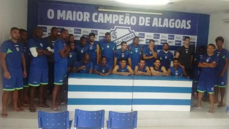 Coletiva dos jogadores do CSA na tarde desta sexta (Foto: Leonardo Freire/GloboEsporte.com)