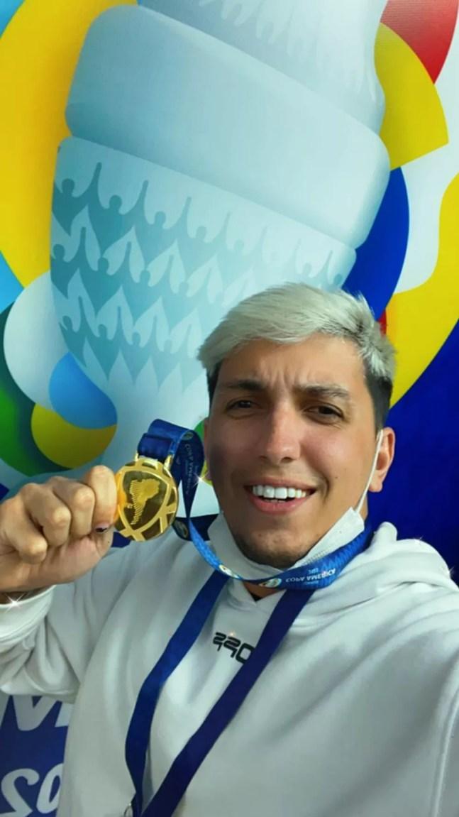 Rezino com a medalha da Copa América — Foto: Arquivo pessoal