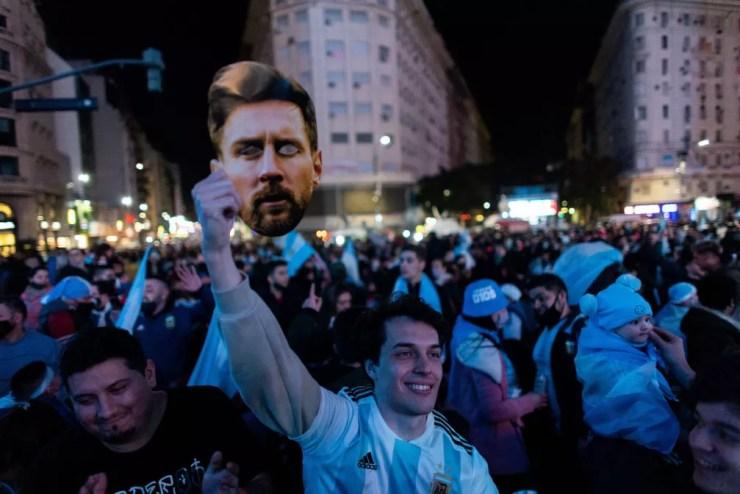 Torcedores comemoram título da Argentina em Buenos Aires — Foto: Tomas Cuesta / Getty Images