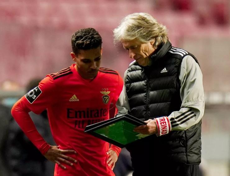 Pedrinho recebe instruções de Jorge Jesus no Benfica: "Não sabia como abordar", diz jogador sobre o técnico — Foto:  Gualter Fatia/Getty Images