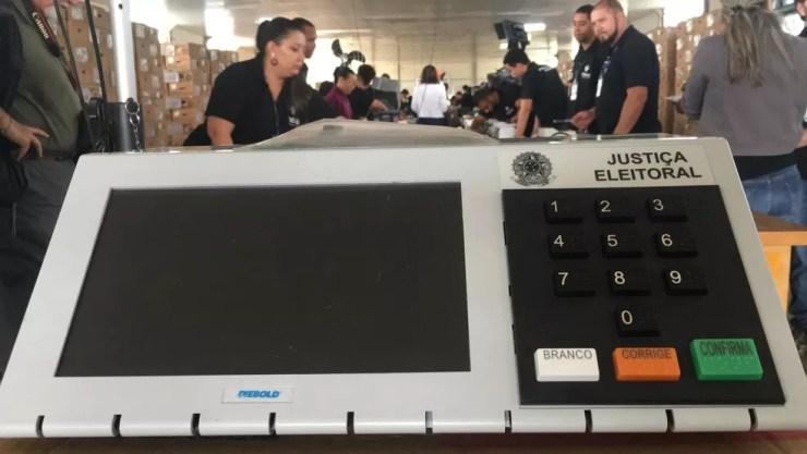 Urna eletrônica a ser mandada para votação no exterior — Foto: Gabriel Luiz/G1