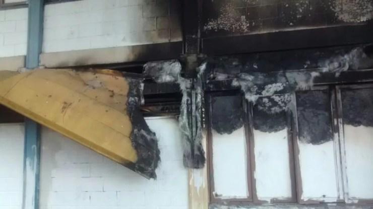 Corpo de Bombeiros controlou as chamas em escola de Bauru (Foto: Arquivo Pessoal)